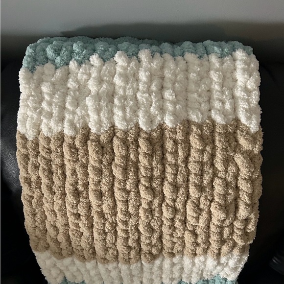 Handmade chunky knit tri coloured pet bed. Mint, cream and tan coloured. - Picture 5 of 10